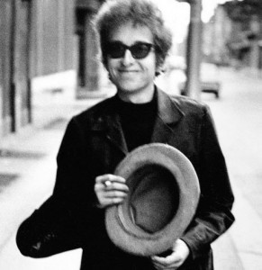 Bob-DylanWalking-With-Top-Hat-Philadelphia-PA-1964-cDaniel-Kramer-paysage-960x480