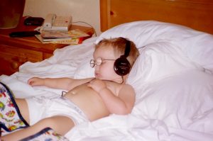 sleeping-with-headphone
